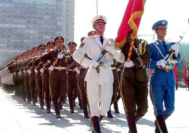 资料图片：2005年8月23日，中国人民解放军三军仪仗队列队前进。（维基百科）