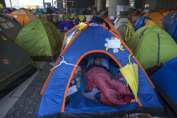 香港，周二，在立法会大楼外帐篷内的抗议者。