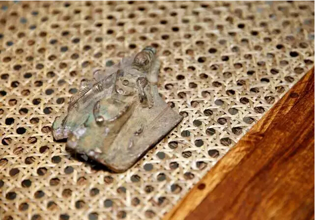 佛像 北魏时期的铜造佛像，艾未未在古玩市场买的。“农民发现了以后，以为它是块金子，就砸它，掰它，最后这些片都被弄掉了。这是经过了毫无知识、毫无信仰、毫无敬畏之心的时期的一个标志。”