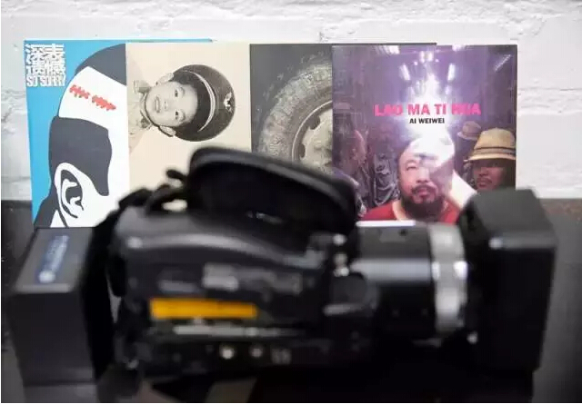摄像机 过去几年中，艾未未做了很多纪录片。某次拍摄中，这个摄像机被抢下弄坏了。
