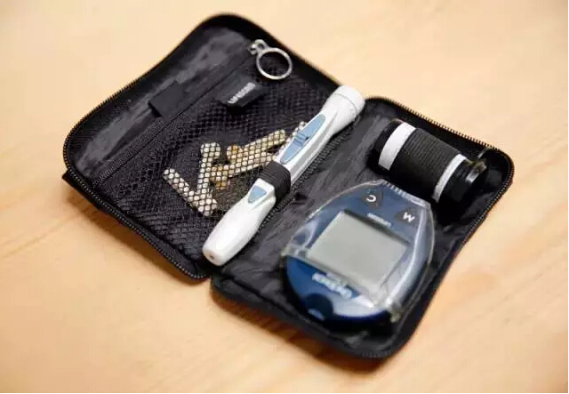 血糖检测仪 艾未未有高血糖，每天早上都要测一次，每天也都要吃药。