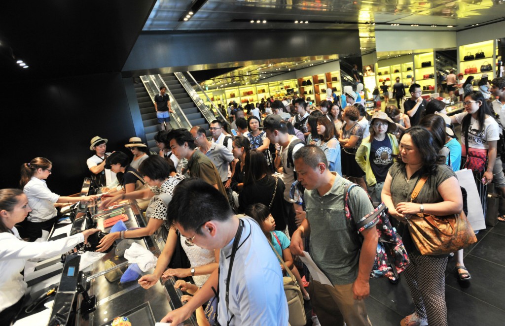 2015年7月27日，意大利佛罗伦萨The Mall购物中心，PRADA店内被中国游客占领。/CFP