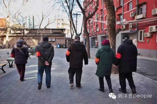 全国两会临近，一级防控启动。潘家园社区的治安志愿者在他们的点位上巡逻。摄影：新京报记者王嘉宁