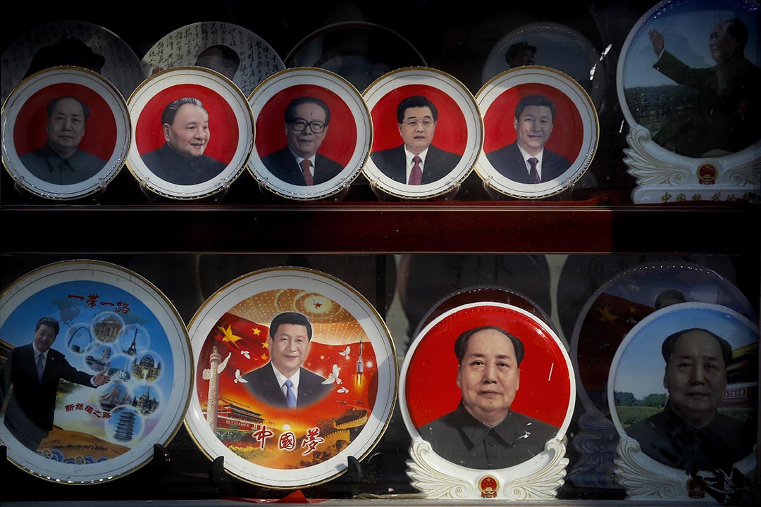 2016年3月1日,北京天安门广场附近一家店铺售卖印有国家主席习近平和与其他中国领导人的纪念品。摄：Andy Wong/AP