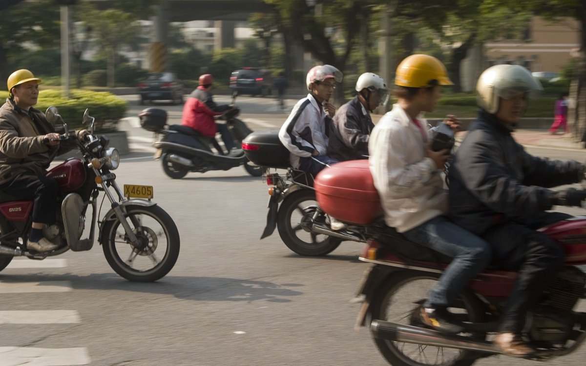 2006年，广州街头以载客谋生的摩托仔。/视觉中国