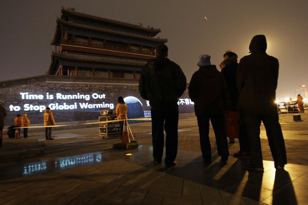 2009年，绿色和平组织在北京永定门投影的一条标语。一项已提交审议的法律将把境外组织置于警方监管之下。