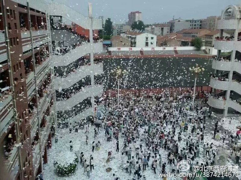 2015年6月5日，河南省夏邑县高级中学内掀起“撕书大战”。（微博网友图片）