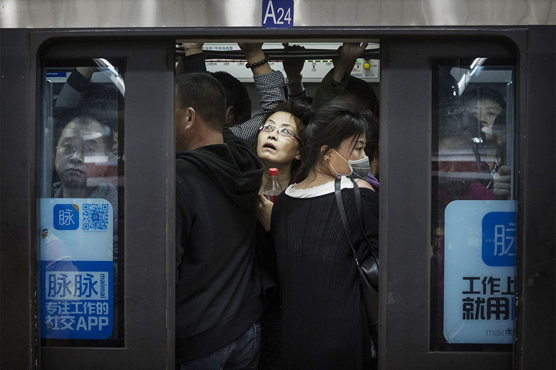 薛静：走红的热剧《欢乐颂》，反映出中国中产在板结社会中努力创造空间的生存境况。 图为北京上班族拥挤在地铁车厢中。摄：Kevin Frayer/GETTY
