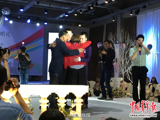 5月17日，长沙同性恋人孙文麟、胡明亮举行婚礼。孙文麟的母亲和胡明亮的父亲出席。中国青年报·中青在线记者 陈轶男/摄