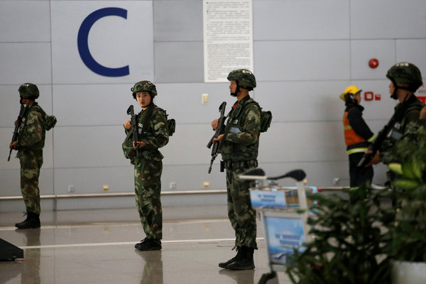 爆炸发生后，武警在上海浦东国际机场守卫。官方表示，这起事件由一名携带自制爆炸装置的男子引发。