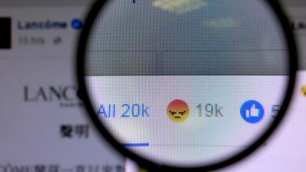 兰蔻香港Facebook的声明引来上万网民点击关注。
