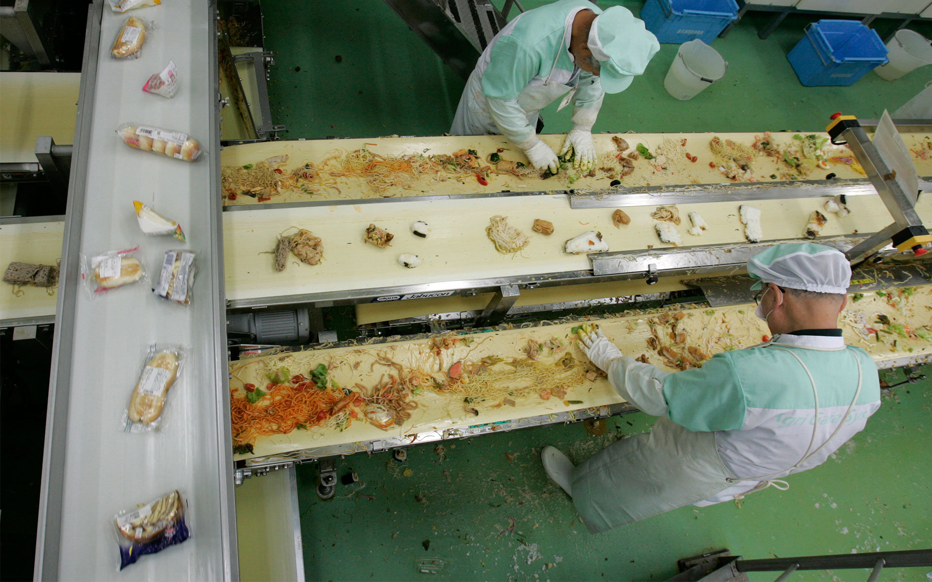 日本的食物垃圾分类工厂，在这里残渣会被回收制作成家畜饲料。/Reuters