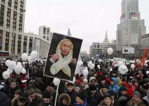 2011年12月，人们聚集抗议莫斯科议会选举的结果。