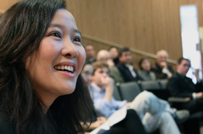 2011年，何晓清在六四新生课程首批学生组织的天安门运动研讨会上。