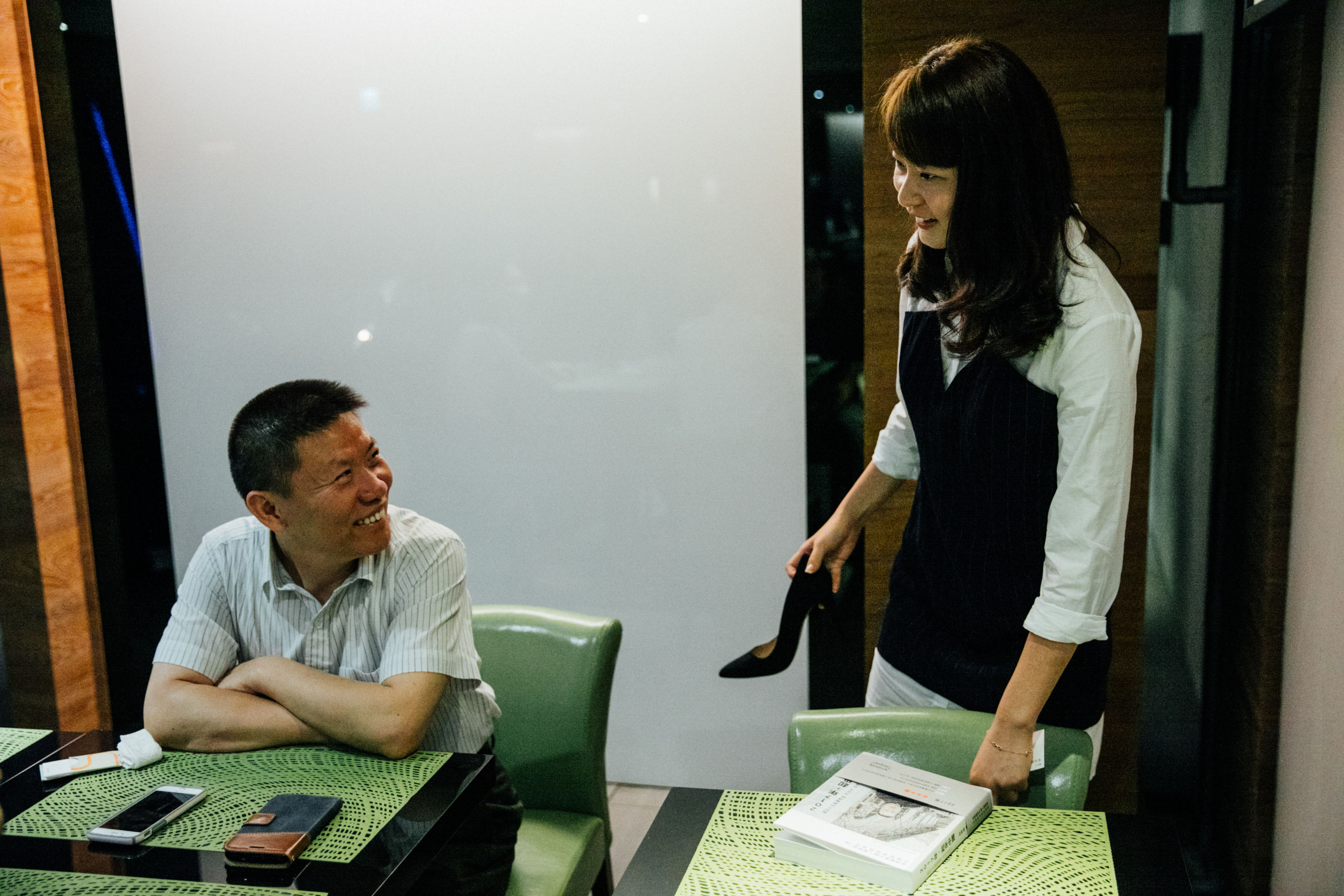 中國維權律師高智晟女兒耿格(右)訪問，對華授助協會主席Bob Fu。(攝影/余志偉)