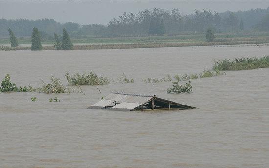 2010年7月28日凌晨，汉江支流东经河旁的两处民院进行了扒堤分洪，共转移群众约6千人。范围3万多亩地变成为泄洪区，经济损失在约2亿元。/视觉中国