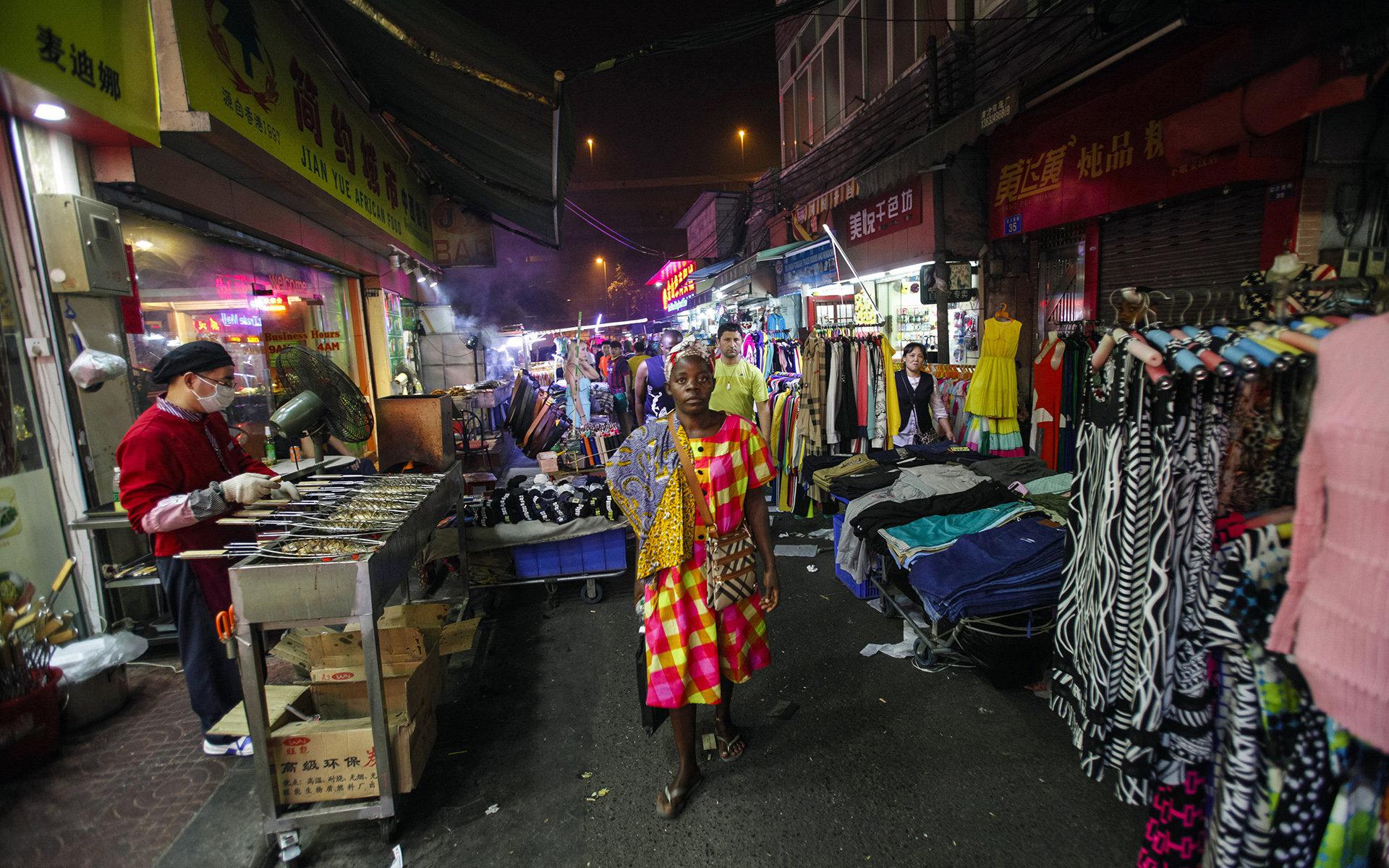 2014年10月25日，一名非洲女人走在广州市的“非洲村”。/Reuters