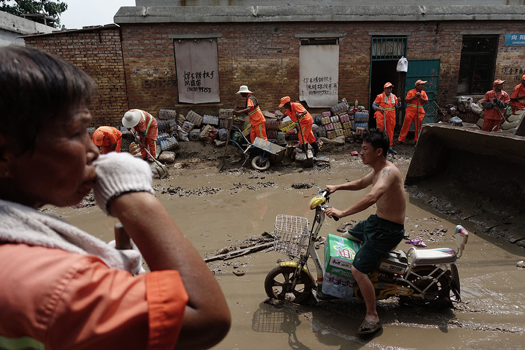 河北邢台大贤村洪灾过后，居民和清洁人员打扫街道。摄：Karma Lo/端传媒
