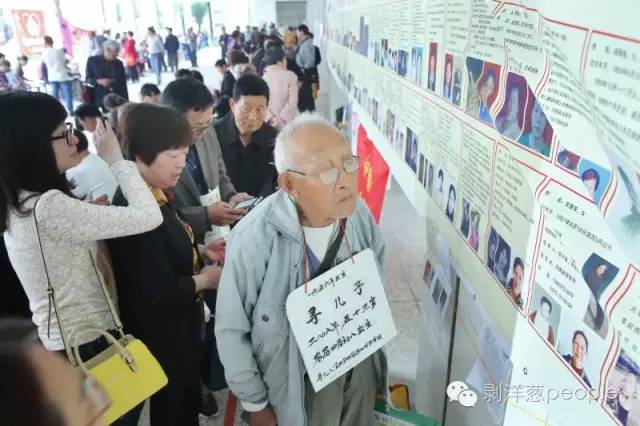 今年5月3日，江苏南京寻亲会，一位90多岁的宜兴老人在寻找1959年左右送走的儿子。丁焕新 摄