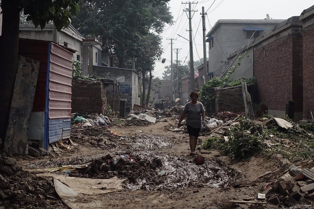 河北邢台大贤村洪灾过后，居民街道上行走。摄 : Karma Lo/端传媒