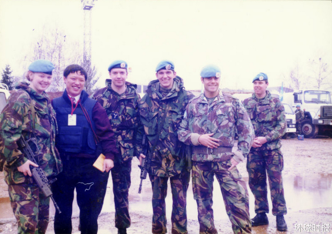 1994年3月，胡锡进在萨拉热窝机场与法国维和部队合影。 