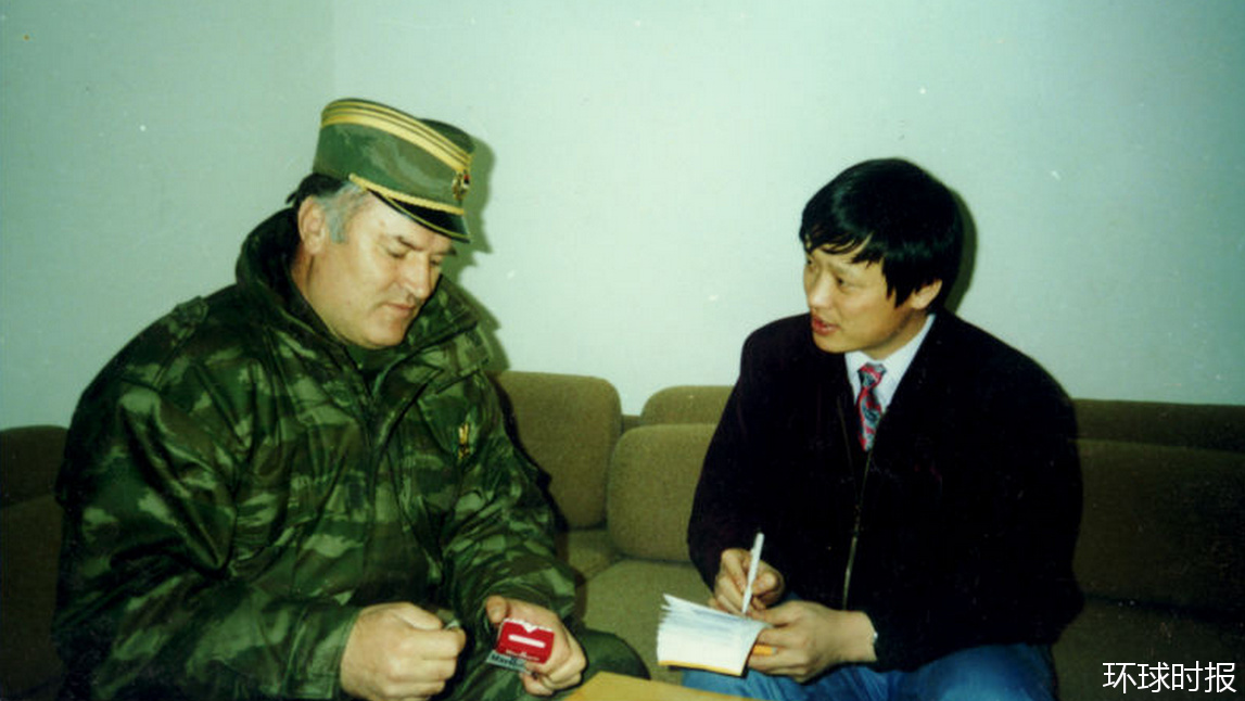 1994年2月，胡锡进采访塞族军队总司令姆拉迪奇。