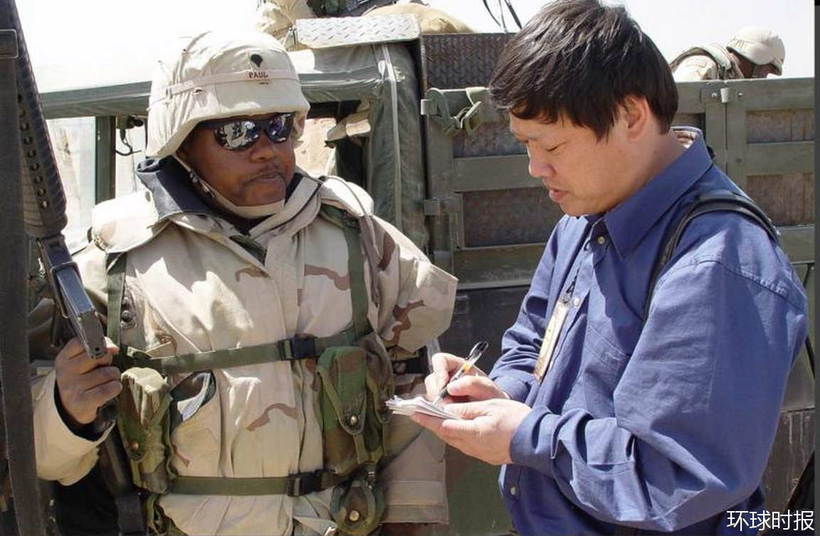 2003年伊拉克战争前夕，胡锡进在伊科边境采访美军士兵。