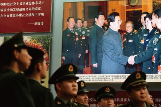 图为18大前夕北京一照片展。（AFP）