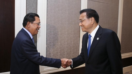 中国总理李克强在欧亚峰会上会见柬埔寨总理洪森，2016年7月15日。