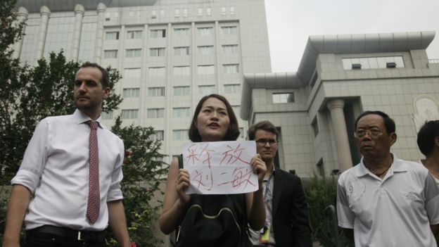 锋锐律所一些被捕律师家属稍早前到天津二中院外请愿。