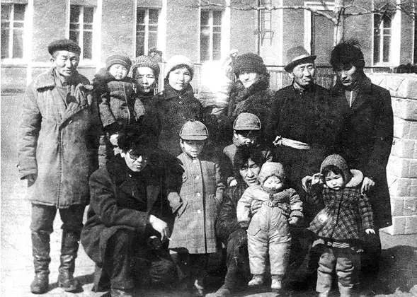 1984年3月奥永的亲戚在乌兰巴托火车站为徐洪慈一家送行