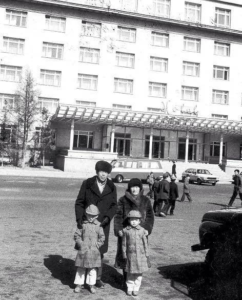 1984年3月乌兰巴托大饭店，徐洪慈回国前夕全家福
