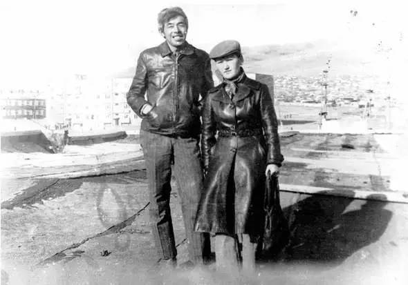 徐洪慈夫妇，1980年摄于蒙古国后杭盖省策策尔格勒