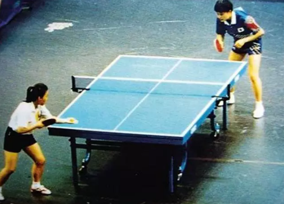 图：何智丽（右上）在与邓亚萍的决赛中口称“哟西”激怒了非常多的中国人