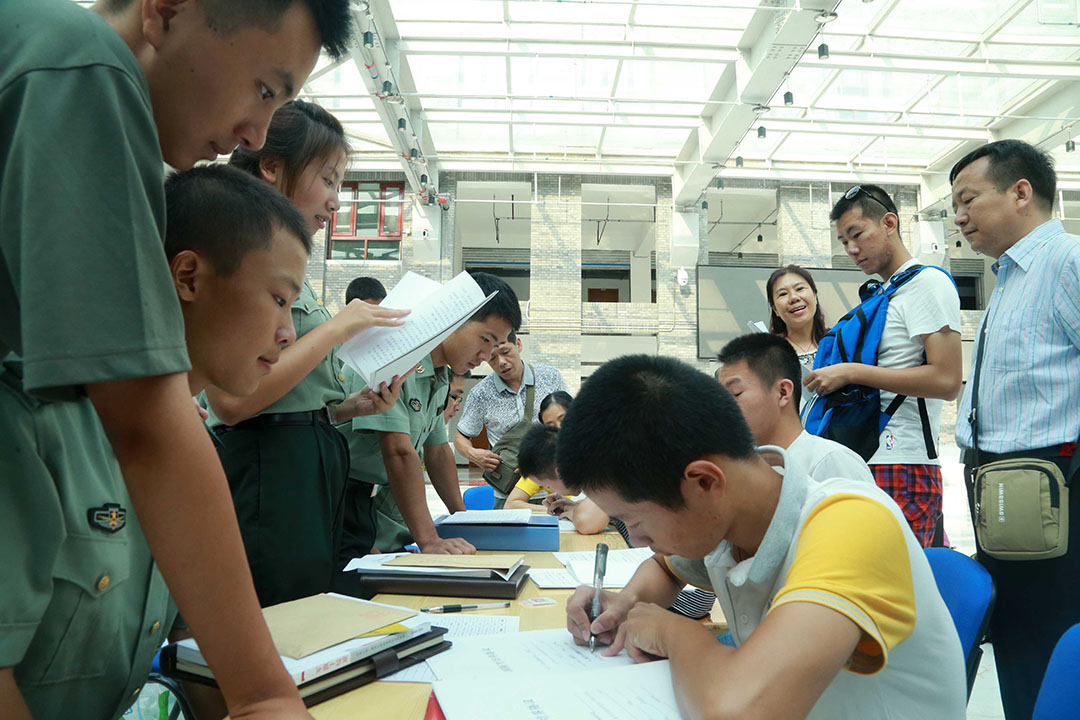北京大学国防生报到，新国防生进行填表。图：Imagine China