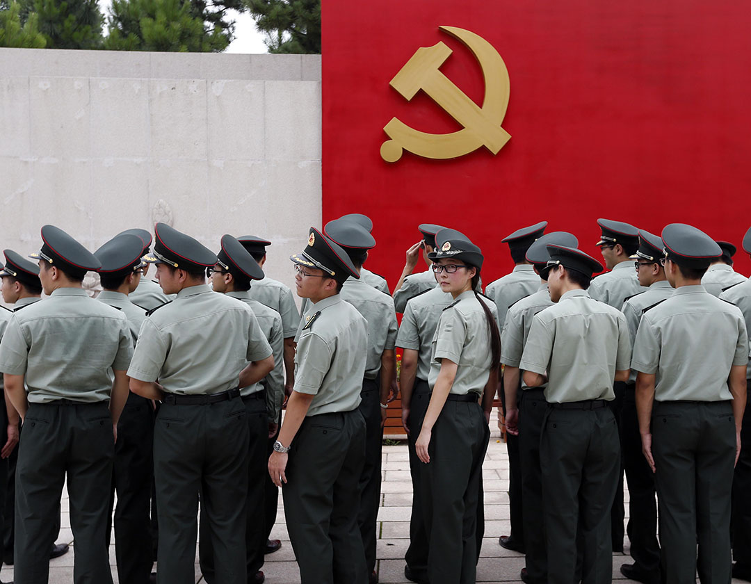 上海交大的毕业国防生在浙江嘉兴市南湖革命纪念馆宣誓墙前宣誓。图：浙报集团/Imagine China