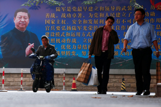 中国北京，街道上挂上印有国家主席习近平头像的宣传海报。摄：Thomas Peter/REUTERS