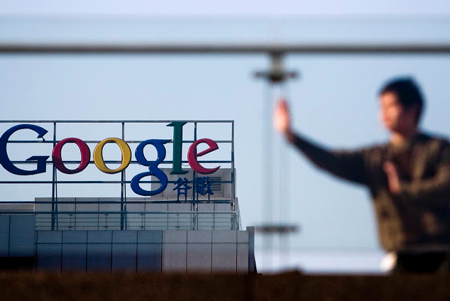 图为2010年1月14日，中国北京，一个人在Google公司外练习太极。摄：Diego Azubel/EPA via Imagine China