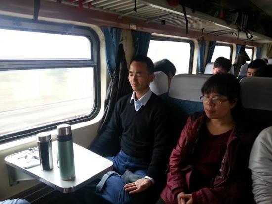 韩德强在去东北的火车上打坐，旁边坐的是张静霞。
