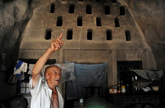 2016年8月21日，山西运城，84岁老人独自撑起沉重家庭。年久失修的窑洞显得十分破旧。/视觉中国