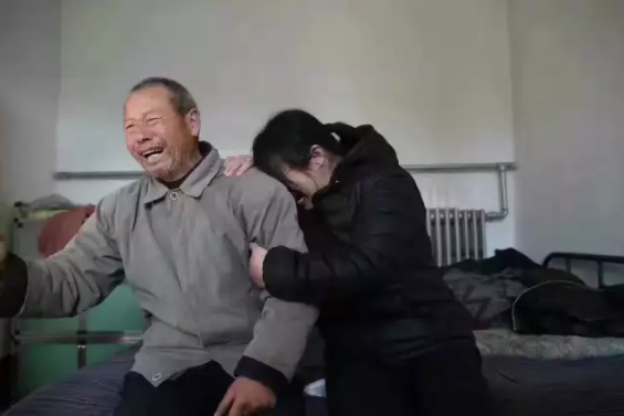 知道消息后，聂树斌父亲和聂树慧在镜头前流下了眼泪。（图片来源｜澎湃记者谢匡时）