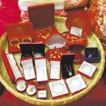 10月1日，王小姐在广东汕头举行婚礼，她的彩礼包括3个玉镯、多个金戒指及一张银行卡。