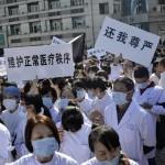 10月28日上午，浙江温岭市第一人民医院内，数百名来自温岭医疗系统的医务人员一边喊着院长下台，一边举着医疗暴力