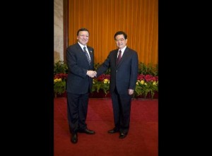 Jose Barroso and Hu Jintao shake hands before the 2008 ASEM summit