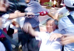  Association for Relations Across the Taiwan Strait Vice Chairman Zhang Mingqing loses his glasses and falls as he is jostled during a scuffle with pro-Taiwan protesters during a visit to the Confucius Temple in Tainan yesterday.