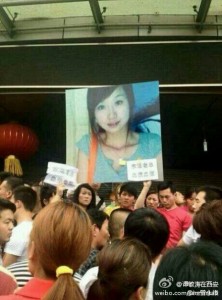 Protesters in Beijing yesterday want justice for Yuan Liya, who died on the morning of May 3. (via FreeWeibo)