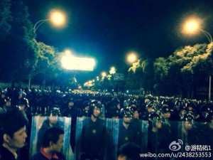 Riot police in front of the Yuyao government on October 15. (@游精佑/Weibo)