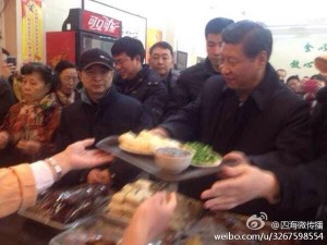 Xi Jinping waits in line at the Qingfeng Steamed Bun Shop in December of 2013. (Image via @四海微传播/Weibo)