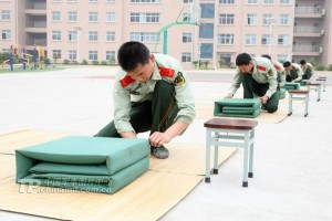Armed police officers fold blankets. (Source: tp.chinamil.com.cn)