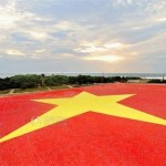 中方坚决反对越南在南沙南威岛铺设越国旗